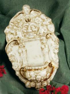 Bomboniere Battesimo e Comunione: Acquasantiera in ceramica. Dimensioni: 15,3 × 24,9 cm. Made in Italy.