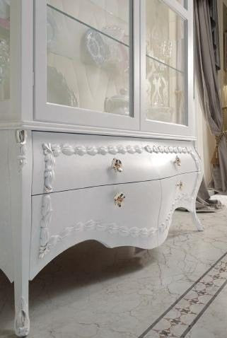 Vetrina 2 ante bianca c/decorazione con foglia argento, H. 228 x P. 52 x L. 160 - in legno massiccio noce - cristalli spessore 6 mm; ripiano cristallo spessore 8 mm; schiena di pioppo tappezzato