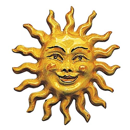 Scultura da parete in ceramica artistica italiana a forma di sole. Dimensioni: Ø 19.812 cm.