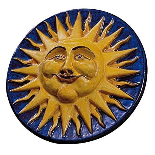 Scultura da Parete Rotonda in Ceramica Artistica Italiana a Forma di Sole Giallo su Fondo Azzurro. Dimensioni: ø 39.878 cm.
