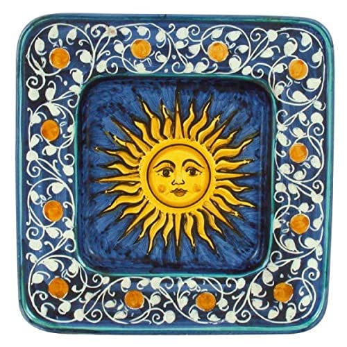 Piatto decorativo quadrato in ceramica con immagine del sole. Fatto in Italia.