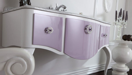 Mobile da bagno classico con lavabo sottopiano, cassetti e specchio di design - Misura: L.116 H.83 P.56 - Finitura: Bianco e glicine Lucido - Top: Marmo Bianco Carrara - 100% made in Italy