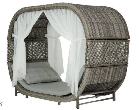 Dafne Italian Design Letto isola da giardino in rattan sintetico con letto e tende. Lunghezza: 266 cm, profondità: 123 cm, altezza: 205 cm