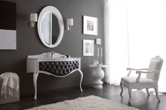 Mobile da bagno con cassetti e specchio - Misura: L.116 H.83 P.56- Finitura: Bianco laccato e particolari in capitonné nero effetto seta - Top: Marmo Bianco Carrara con alzatina - 100% made in Italy