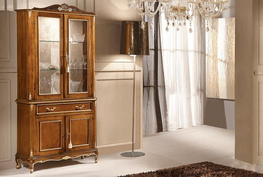 Dafne Italian Design Vetrina 2 antecassetto, noce scuro, decorazioni oro, schienale tappezzato -cm: 91 cm - 35 cm - H 135 cm ? Cimasa H 10 cm ? 0,72 Mc ? Stile classico - 100% Made in Italy (SF17)