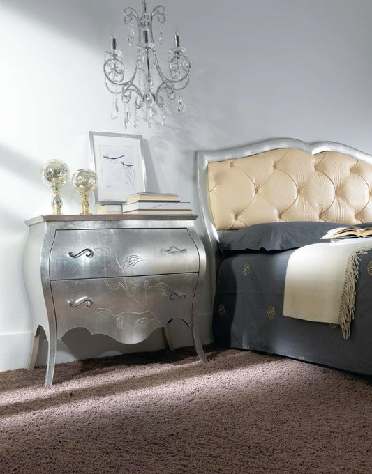 Com� piccolo, colore argento, 79X50X86, 95 Kg, Piano: impiallacciato con noce nazionale ; fianchi-cassetti: pioppo impiallacciato con noce nazionale; Piedi: legno di tiglio100 % Made in Italy
