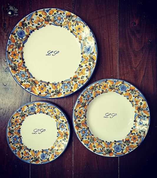 Dafne Italian Design 3 piastre in ceramica personalizzabili con iniziali - Dimensioni: ø 7.5", ø 9.8", ø 10.6" - Made in Italy.