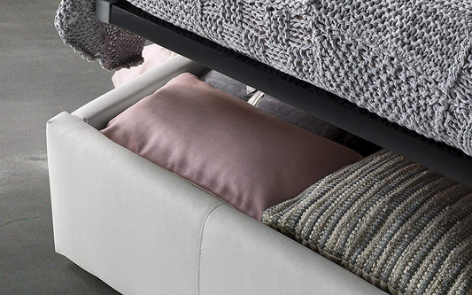 Dafne Italian Design Letto una piazza e mezza con contenitore, rivestitio in similpelle bianca, testiera imbottita in stile capitonn?, rete ortopedica a doghe in legno 143 x 224 x 103h cm