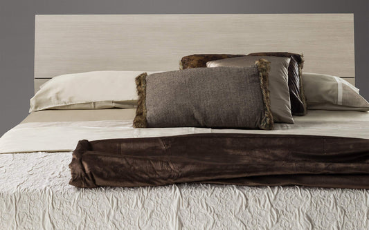 Dafne Italian Design Letto matrimoniale con giroletto, testiera formata da due assi orizzontali - 173x212x100h.