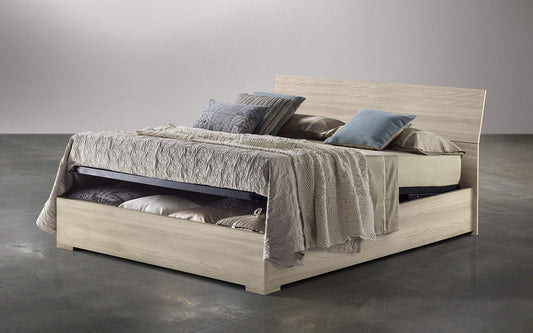 Letto matrimoniale con contenitore La testiera ? composta da due assi orizzontali che formano un leggero angolo. cm. 173 x 212 x 100h. (Serie: Dafne-Letti-ST14)
