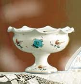Ciotola per frutta / centrotavola con piede in ceramica - Dimensioni: h 16,3 cm ø 24,8 cm - Made in Italy.