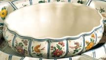 Centrotavola con bordo ondulato in ceramica - Dimensioni: h 9,9 cm - ø 13 × 28,9 cm. Made in Italy.