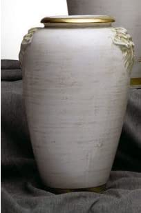 Vaso Antico in Ceramica Italiana Bianca con Sfumature e Bordo Oro. Dimensioni: h 41,91 cm.