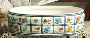 Centrotavola ovale in ceramica fatta a mano - Dimensioni: h 10,9 cm ø 16,9 × 30,0 cm Made in Italy.