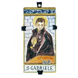 Piastrella in ceramica con gancio raffigurante San Gabriele - Dimensioni: 9,9 x 19,8 cm. Made in Italy.