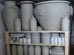Portavaso in ceramica fatto a mano. Dimensioni: h 22,86 ø 27,94 cm. Fatto in Italia.