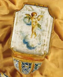 Bomboniere per Battesimo e Comunione: acquasantiera in ceramica. Dimensioni: 11,8 × 17,7 cm. Made in Italy.