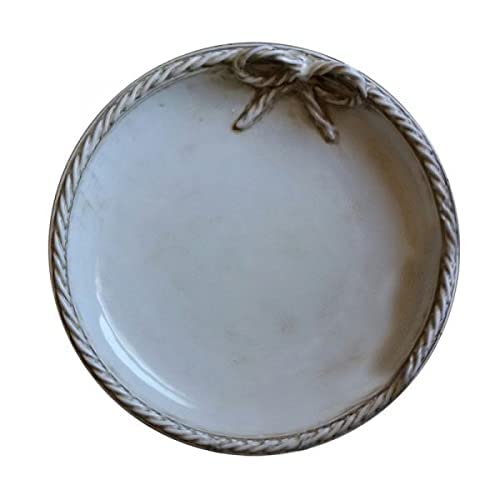 Piatto Ornamentale in Ceramica Artistica Italiana, Bianco Antico con Decoro Fiocco. Dimensioni: h 6.858 ø 32.004 cm.