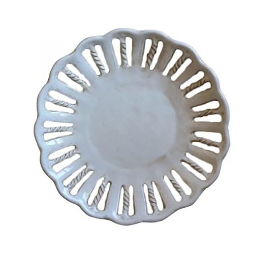 Centrotavola Bianco con Bordo Intagliato in Ceramica Artistica Italiana. Dimensioni: h 4,826 ø 31,75 cm.