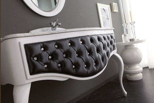 Mobile da bagno con cassetti e specchio - Misura: L.116 H.83 P.56- Finitura: Bianco laccato e particolari in capitonné nero effetto seta - Top: Marmo Bianco Carrara con alzatina - 100% made in Italy