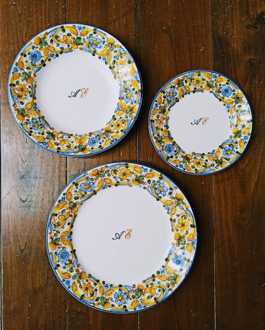 Dafne Italian Design 3 piastre in ceramica personalizzabili con iniziali - Dimensioni: ø 7.5", ø 9.8", ø 10.6" - Made in Italy.