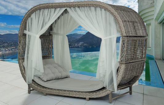 Dafne Italian Design Letto isola da giardino in rattan sintetico con letto e tende. Lunghezza: 266 cm, profondità: 123 cm, altezza: 205 cm