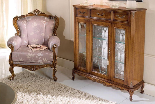 Dafne Italian Design Vetrinetta 3 ante 3 cassetti, noce scuro, schienale tappezzato -cm: 100 cm - 35 cm - H 115 cm ? 0,50 Mc ? Stile classico - - 100% Made in Italy (SF17)