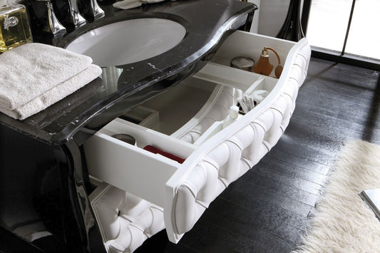 Mobile da bagno con lavabo sottopiano, con cassetti e specchio - Misura: L.108 H.83 P.57 - Finitura: Nero Lucido e Capitonnè pelle bianca -Top: Marmo Nero Marquinia. - 100% made in Italy