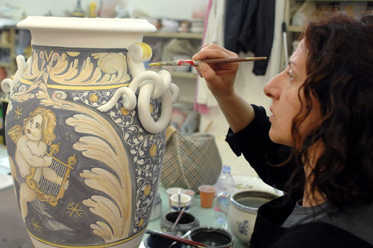 Vaso con coperchio in Ceramica Bianca Antica Italiana. Dimensioni: h 35.814 cm.