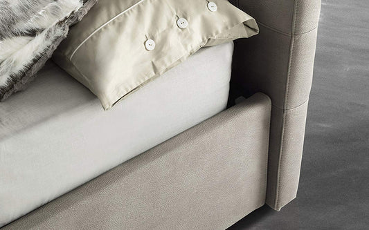 Letto 1 piazza e mezza contenitore con fondo in multistrato. Rivestito in similpelle, comprensivo di rete ortopedica a doghe. cm. 140 x 210 x 116h. (Serie: Dafne-Letti-ST3)