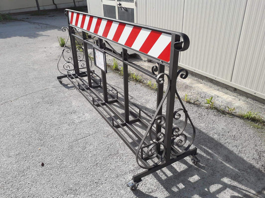 Dafne Italian Design Transenna con ruote in ferro battuto - 260xh110x60 cm - con 4 nicchie porta vasi, cornice in ferro battuto e plexiglass per avvisi e comunicazioni